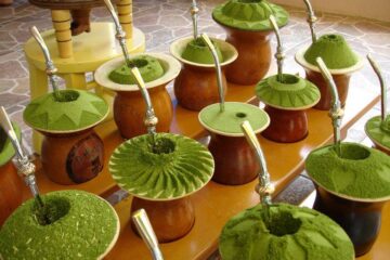 Primer plano de un chimarrão tradicional sobre madera rústica, símbolo de la hospitalidad del Brazilian Gaucho.