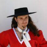 Detalle de la indumentaria tradicional del Brazilian Gaucho: sombrero de ala ancha y lenço, símbolos de honor y origen en la pampa