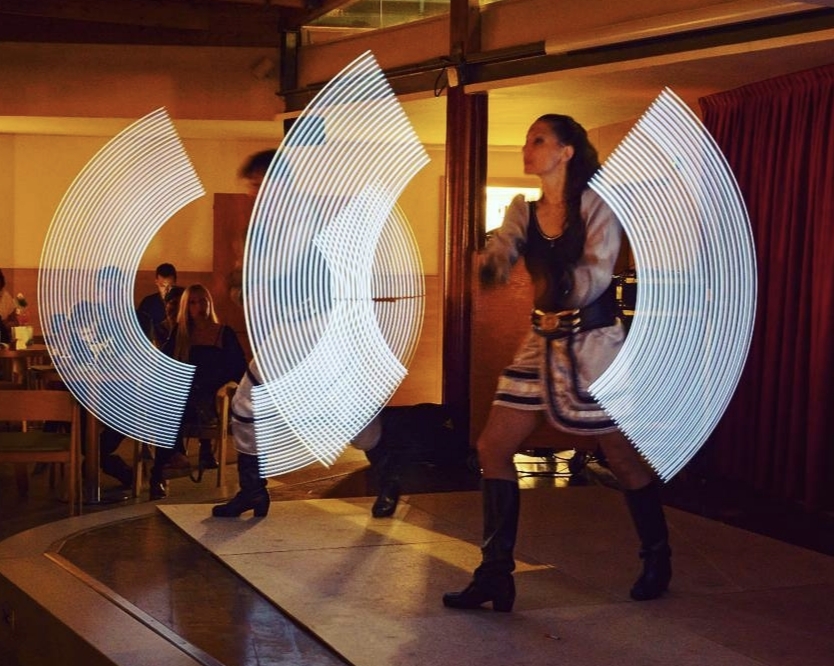 Milton y Gala realizando una performance coreográfica con boleadoras LED en su espectáculo de luces