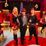 Los Diablos de la Pampa de Milton with TV host Toni Rovira during the live show.