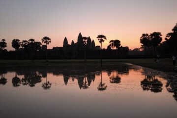 El amanecer de Angkor Wat inspira los artistas del lazo Gala y Milton Manica a crear arte efímero