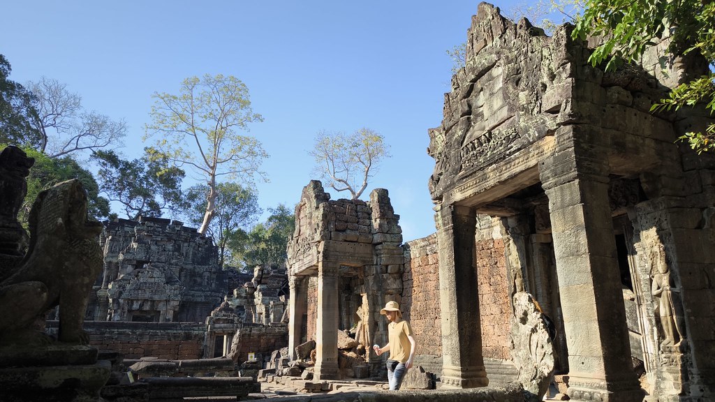 Cris usando un ventilador portátil para combatir el calor extremo en el templo Preah Khan, Angkor Wat, Camboya