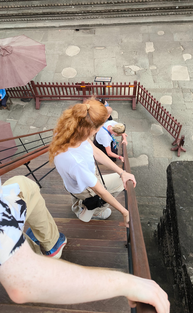 Escalera de piedra extremadamente empinada y estrecha que sube hacia una de las torres del templo de Angkor Wat.