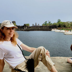 Gala frente al templo mas grande del mundo, Angkor Wat Camboya.