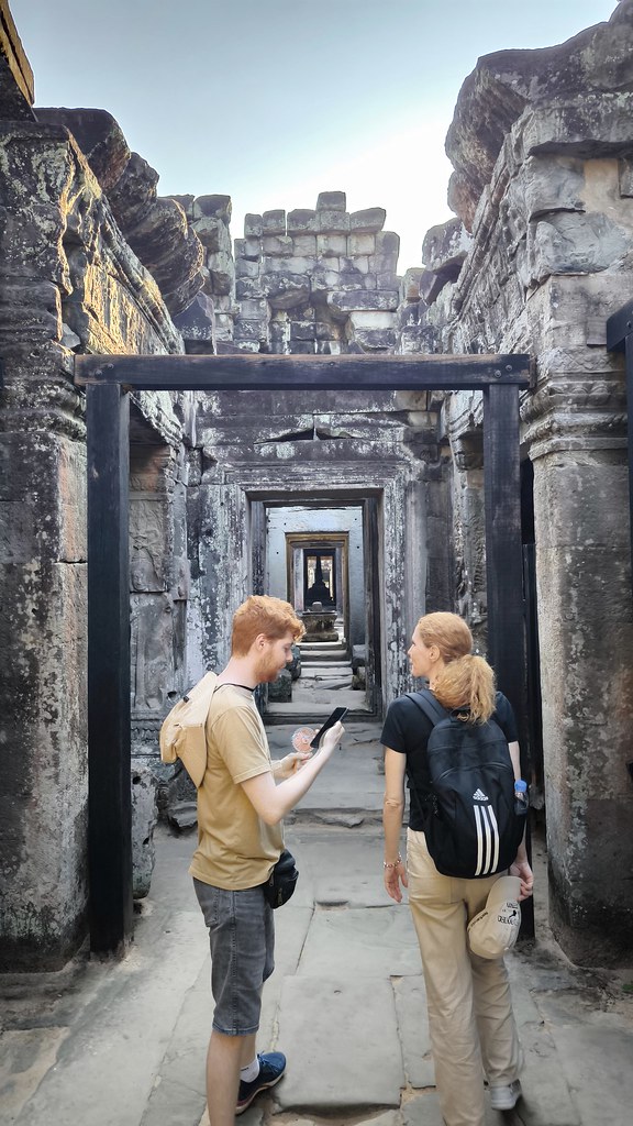 Usamos un ventilador portátil de mano para combatir el calor en el templo Preah Khan de Angkor