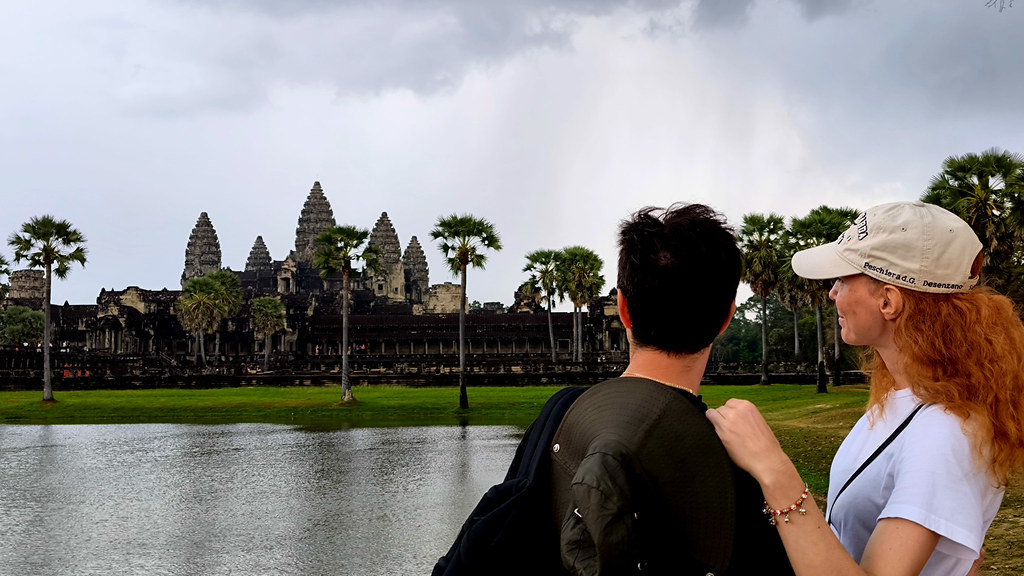 Milton y Gala de Diablos de la Pampa mirando hacia los templos históricos de Angkor Wat en Camboya.
