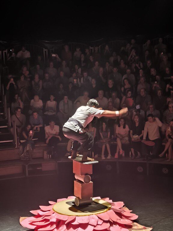 Equilibrio en rola bola en el Phare Circus de Siem Reap