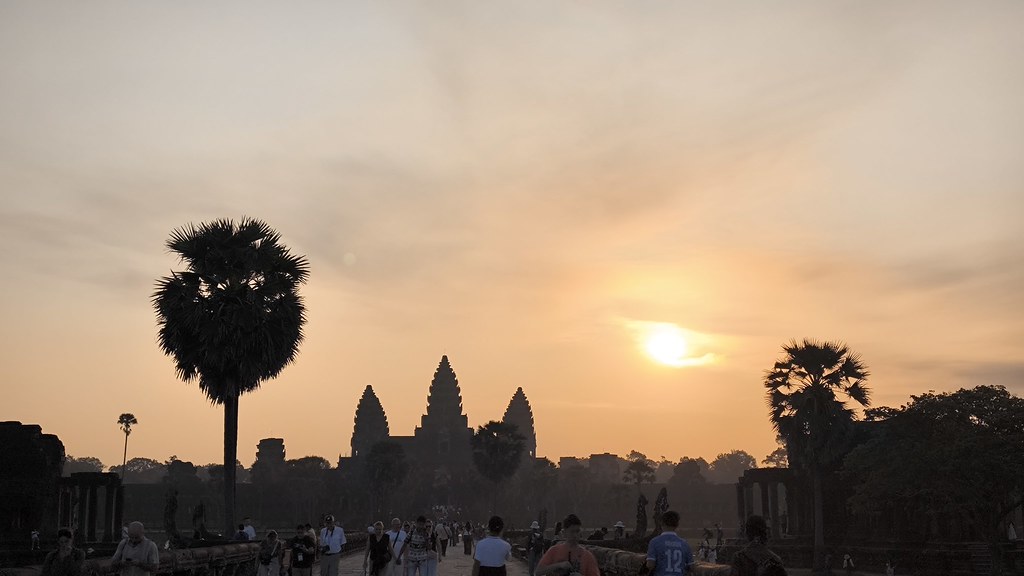 Primer descubrimiento de los patios milenarios de Angkor Wat al amanecer.
