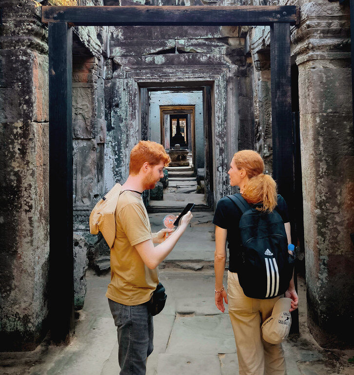 Usamos un ventilador portátil de mano para combatir el calor en el templo Preah Khan de Angkor