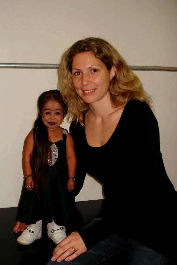 Gala Manica de la Cia Diablos de la Pampa con Jyoti Amge la mujer mas pequena del mundo en Lo Show dei Record