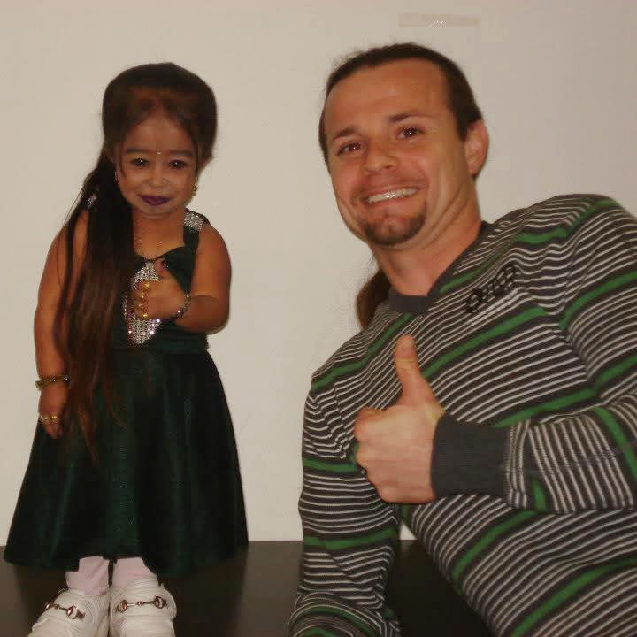 Milton Manica artista gaucho de boleadoras junto a Jyoti Amge en el programa de television italiano Lo Show dei Record